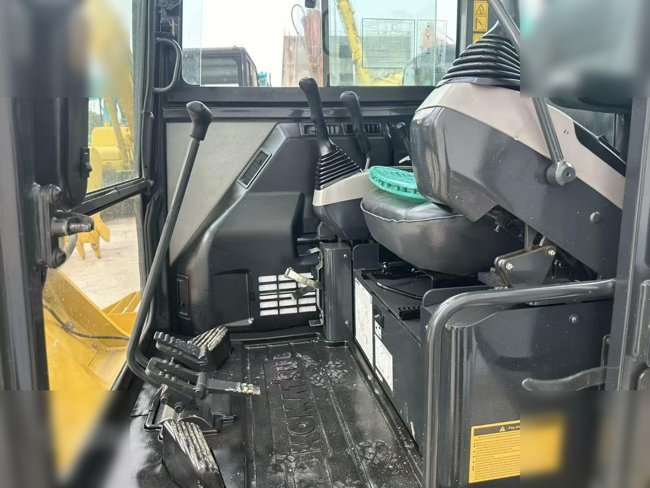 KOMATSU PC56-7 - Minikotró: 2 kép. KOMATSU PC56-7 - Minikotró: 2 kép.