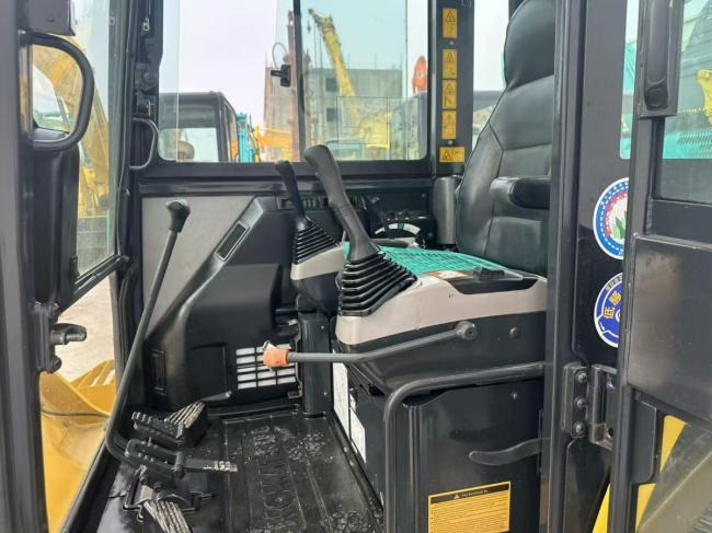 KOMATSU PC56 - Gumikerekes kotró: 2 kép. KOMATSU PC56 - Gumikerekes kotró: 2 kép.