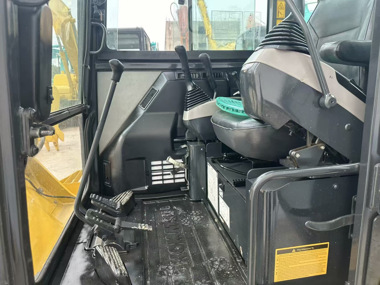 KOMATSU PC58 - Minikotró: 4 kép. KOMATSU PC58 - Minikotró: 4 kép.