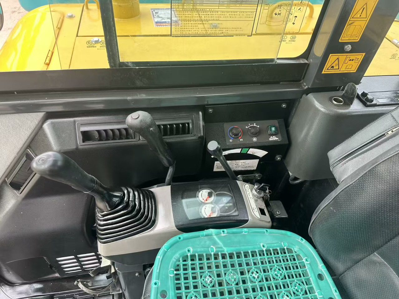 KOMATSU PC58 - Minikotró: 5 kép. KOMATSU PC58 - Minikotró: 5 kép.