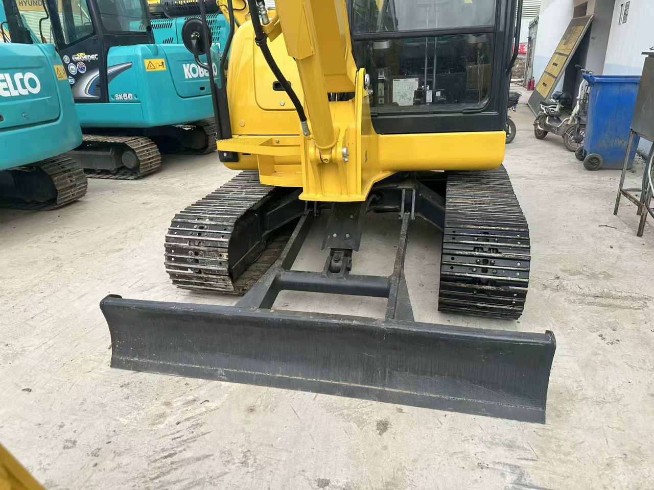 KOMATSU PC58 - Minikotró: 2 kép. KOMATSU PC58 - Minikotró: 2 kép.