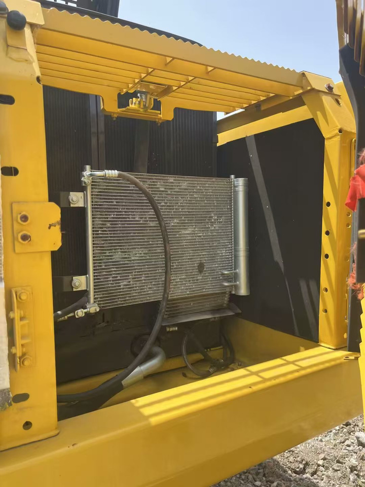 KOMATSU pc200 - Lánctalpas kotró: 3 kép. KOMATSU pc200 - Lánctalpas kotró: 3 kép.