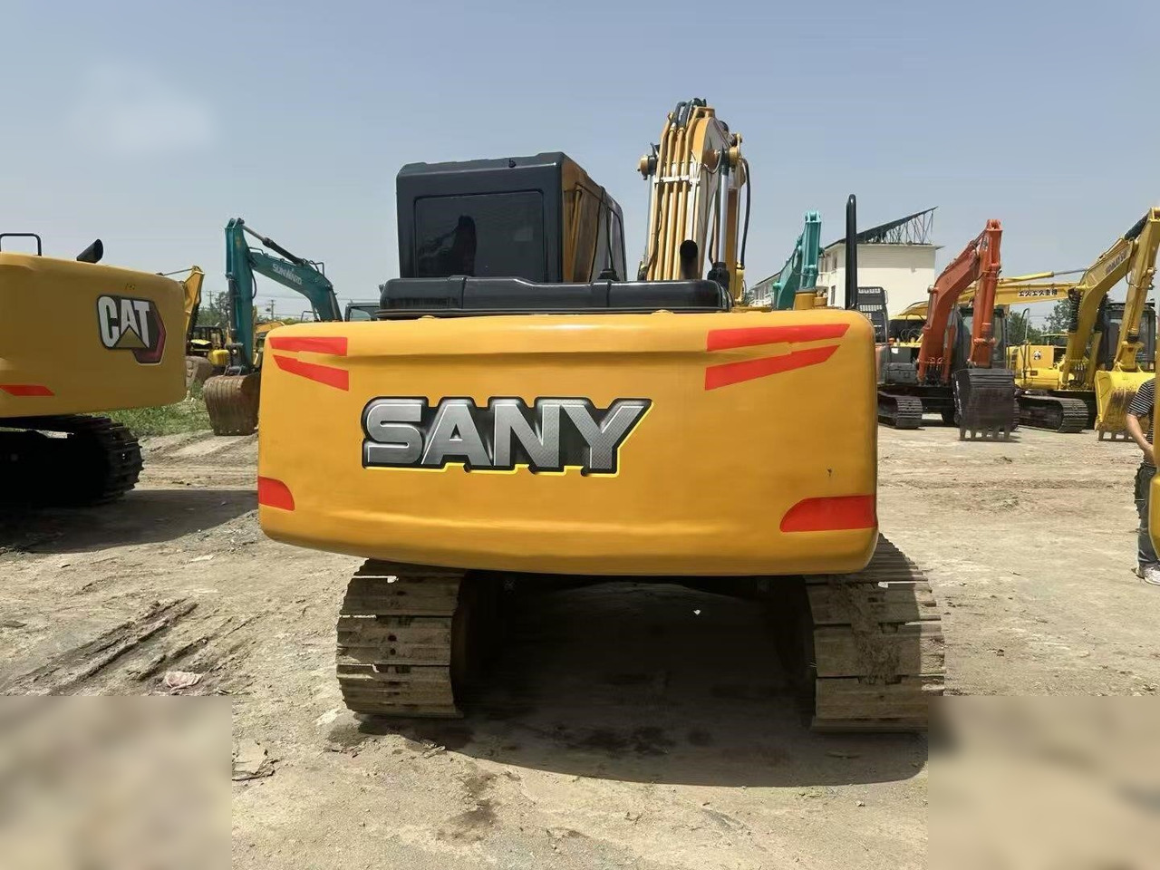 SANY SY135 - Lánctalpas kotró: 2 kép. SANY SY135 - Lánctalpas kotró: 2 kép.