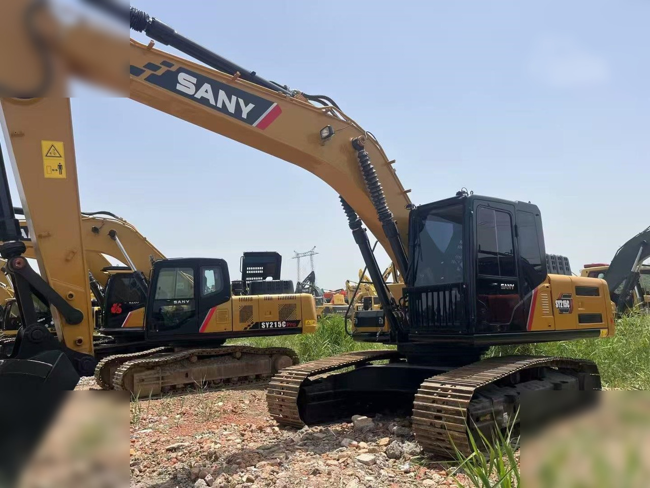 SANY SY215C - Lánctalpas kotró: 3 kép. SANY SY215C - Lánctalpas kotró: 3 kép.