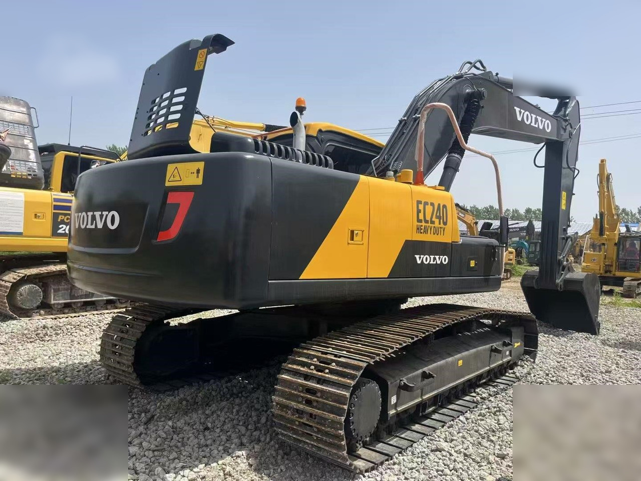 VOLVO EC240 - Lánctalpas kotró: 1 kép. VOLVO EC240 - Lánctalpas kotró: 1 kép.