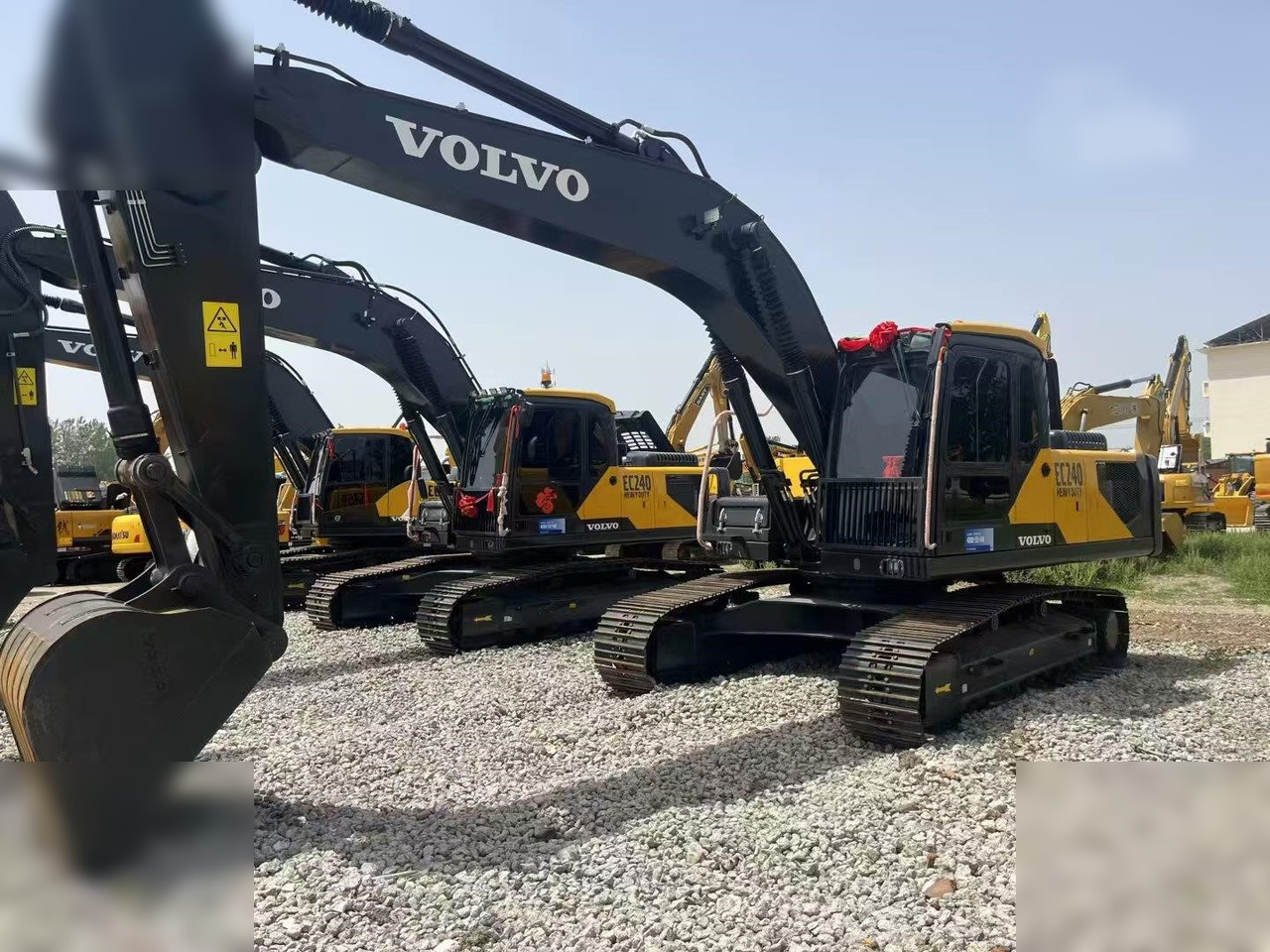 VOLVO EC240 - Lánctalpas kotró: 4 kép. VOLVO EC240 - Lánctalpas kotró: 4 kép.