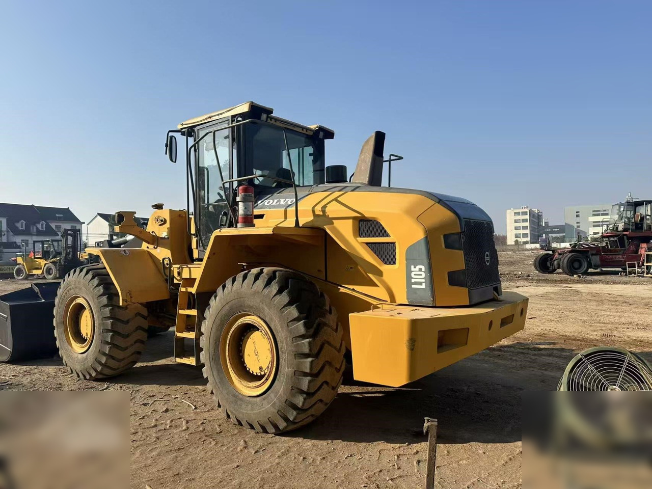 VOLVO L105 - Gumikerekes homlokrakodó: 3 kép. VOLVO L105 - Gumikerekes homlokrakodó: 3 kép.