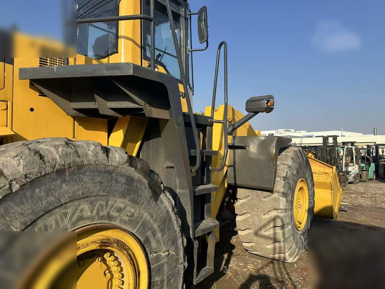 VOLVO L105 - Gumikerekes homlokrakodó: 2 kép. VOLVO L105 - Gumikerekes homlokrakodó: 2 kép.