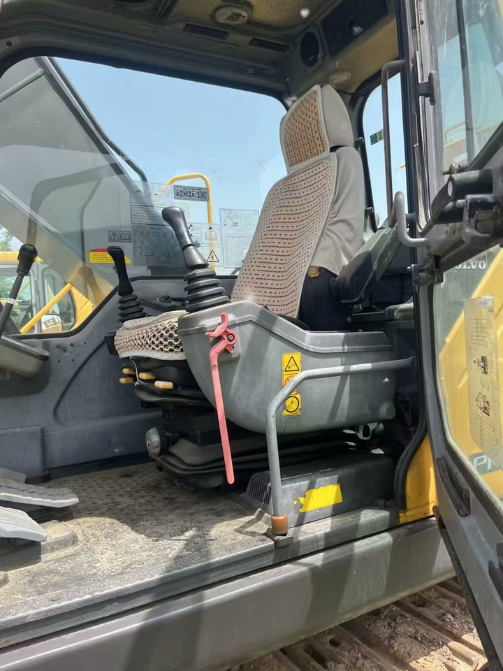 Volvo EC210 - Lánctalpas kotró: 2 kép. Volvo EC210 - Lánctalpas kotró: 2 kép.