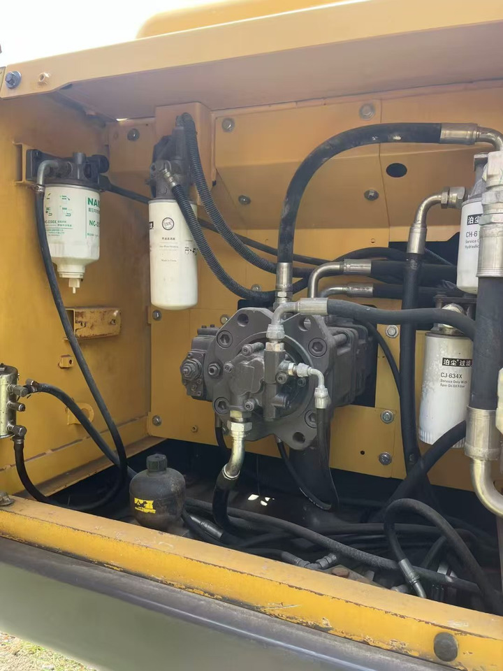 Volvo EC210 - Lánctalpas kotró: 4 kép. Volvo EC210 - Lánctalpas kotró: 4 kép.