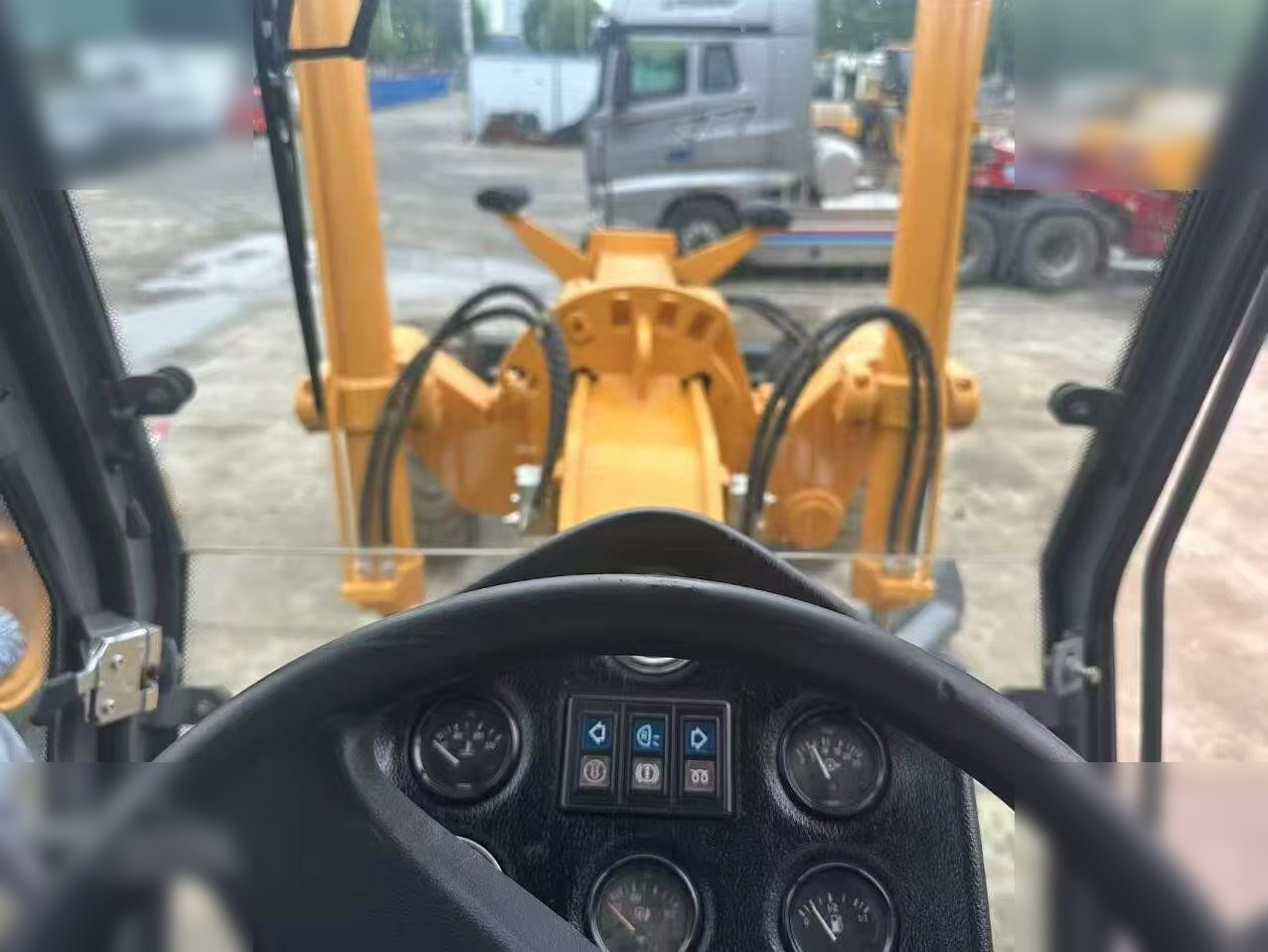 XCMG GR2153 - Gréder: 3 kép. XCMG GR2153 - Gréder: 3 kép.