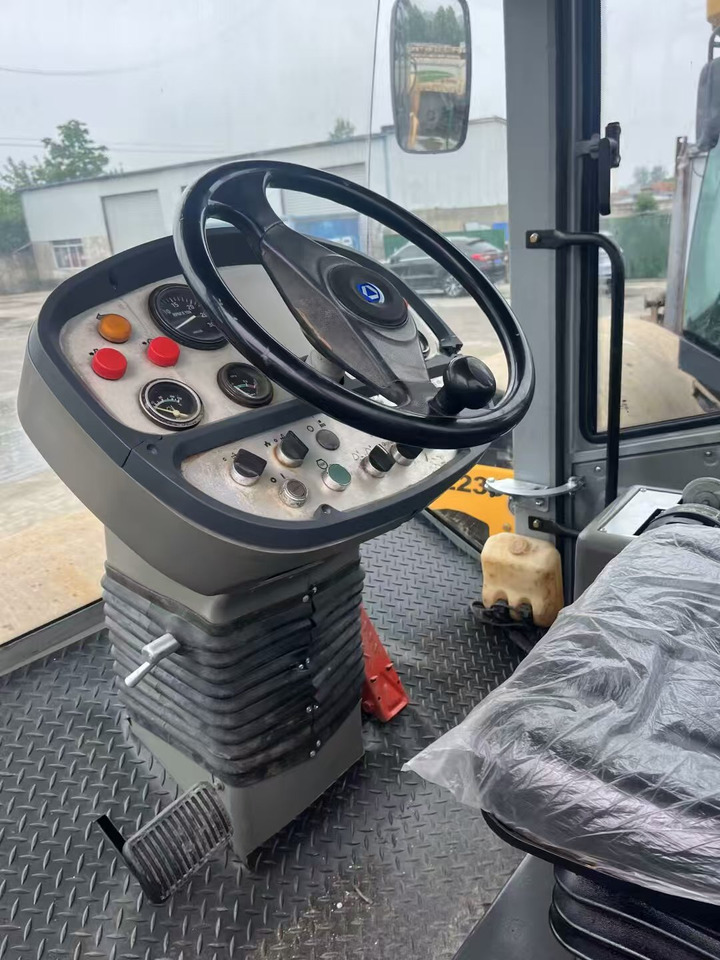 Talajtömörítő XCMG XS223J: 12 kép.