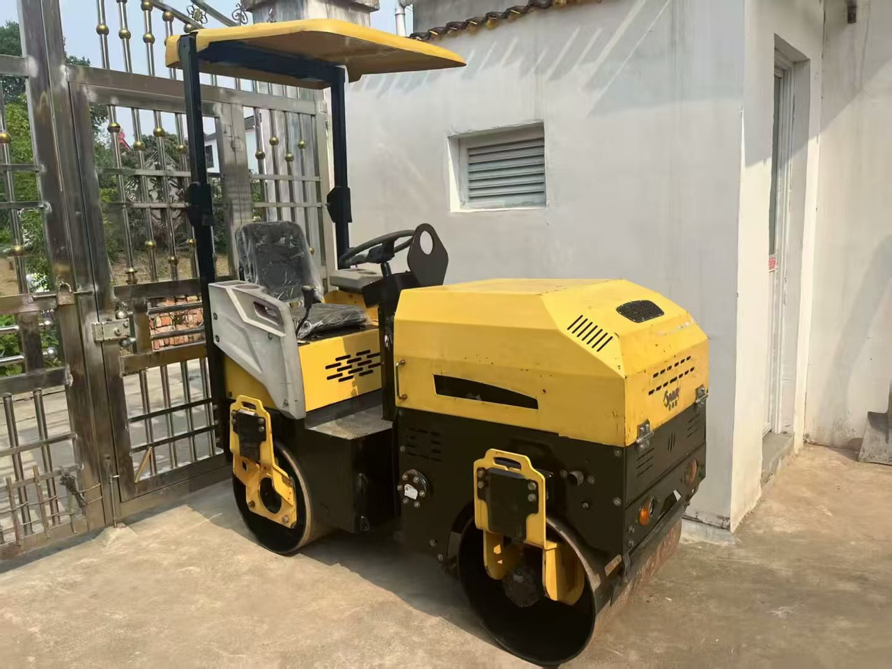 Double-drum vibratory mini roller - Henger: 1 kép. Double-drum vibratory mini roller - Henger: 1 kép.