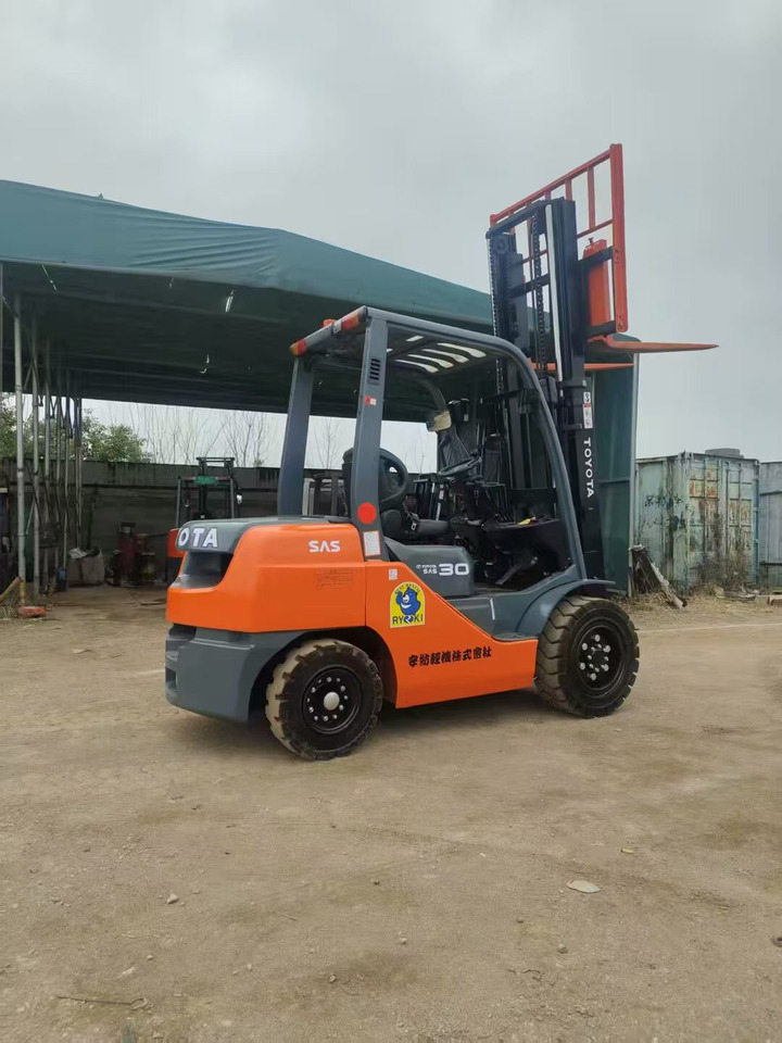 Toyata 3-ton - Oszlopos személyemelő: 3 kép. Toyata 3-ton - Oszlopos személyemelő: 3 kép.