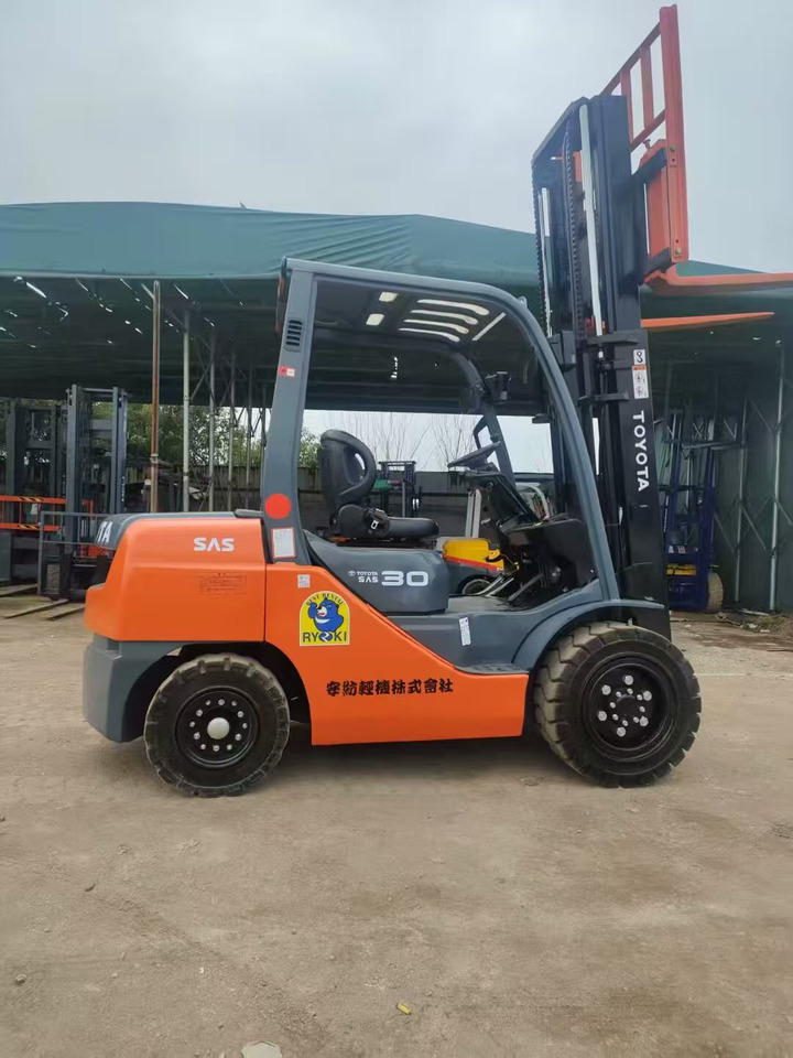 Toyata 3-ton - Oszlopos személyemelő: 4 kép. Toyata 3-ton - Oszlopos személyemelő: 4 kép.