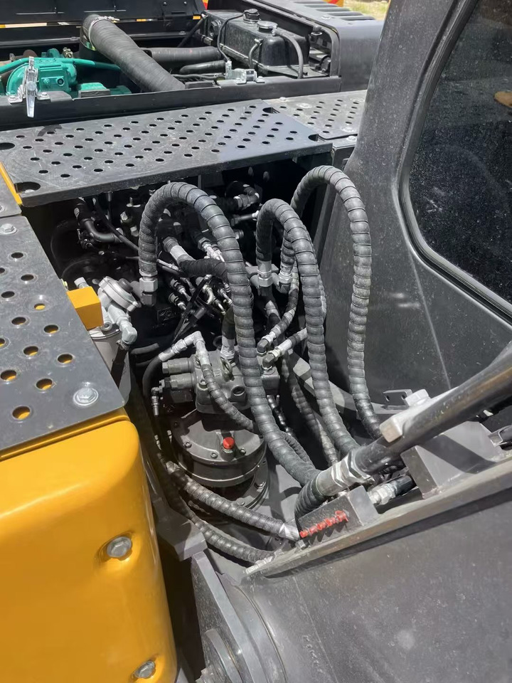 Volvo EC140 - Lánctalpas kotró: 4 kép. Volvo EC140 - Lánctalpas kotró: 4 kép.