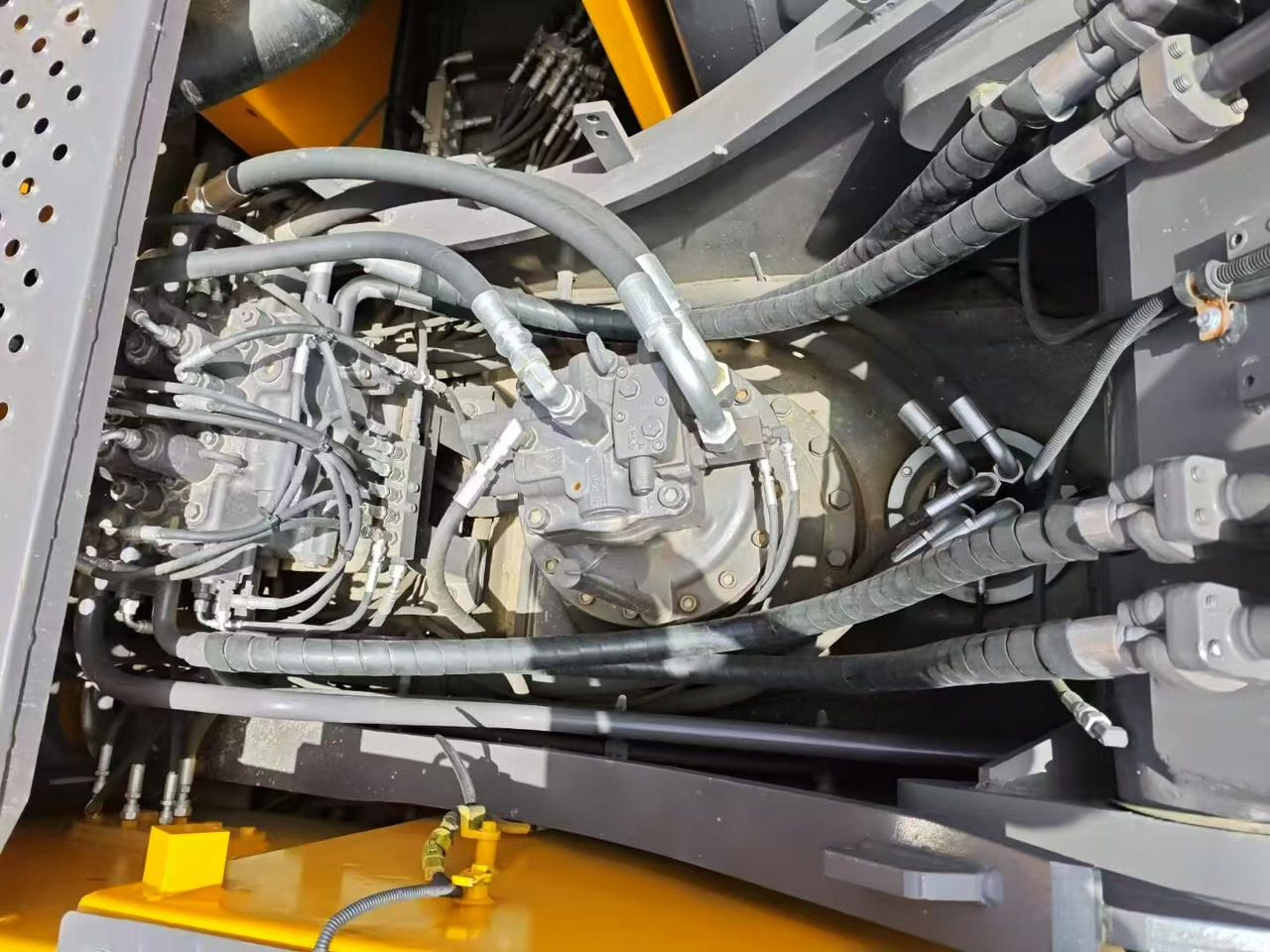 Volvo EC2500L - Lánctalpas kotró: 2 kép. Volvo EC2500L - Lánctalpas kotró: 2 kép.