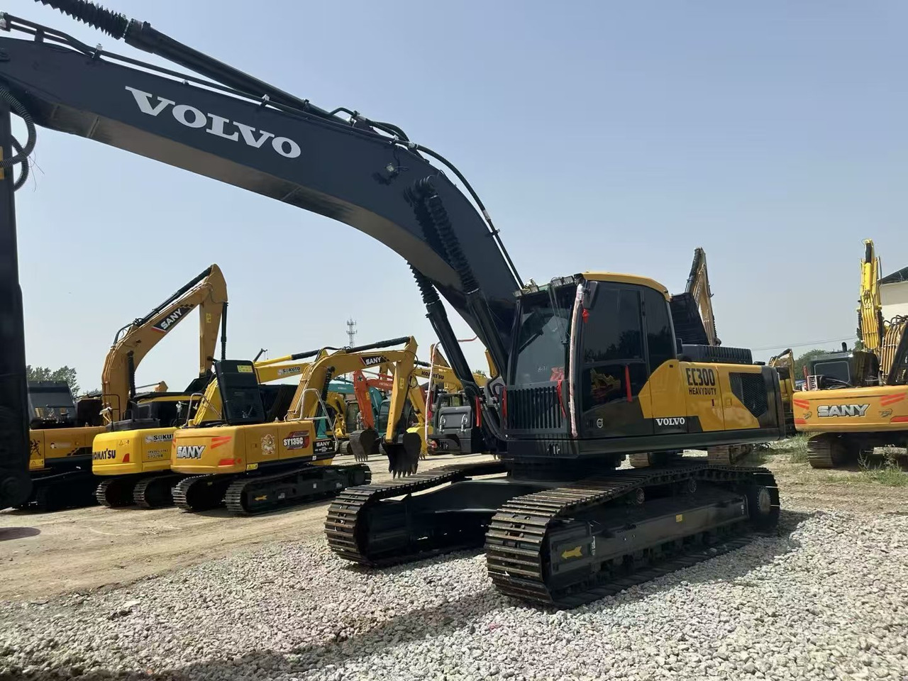 Volvo EC300 - Lánctalpas kotró: 3 kép. Volvo EC300 - Lánctalpas kotró: 3 kép.