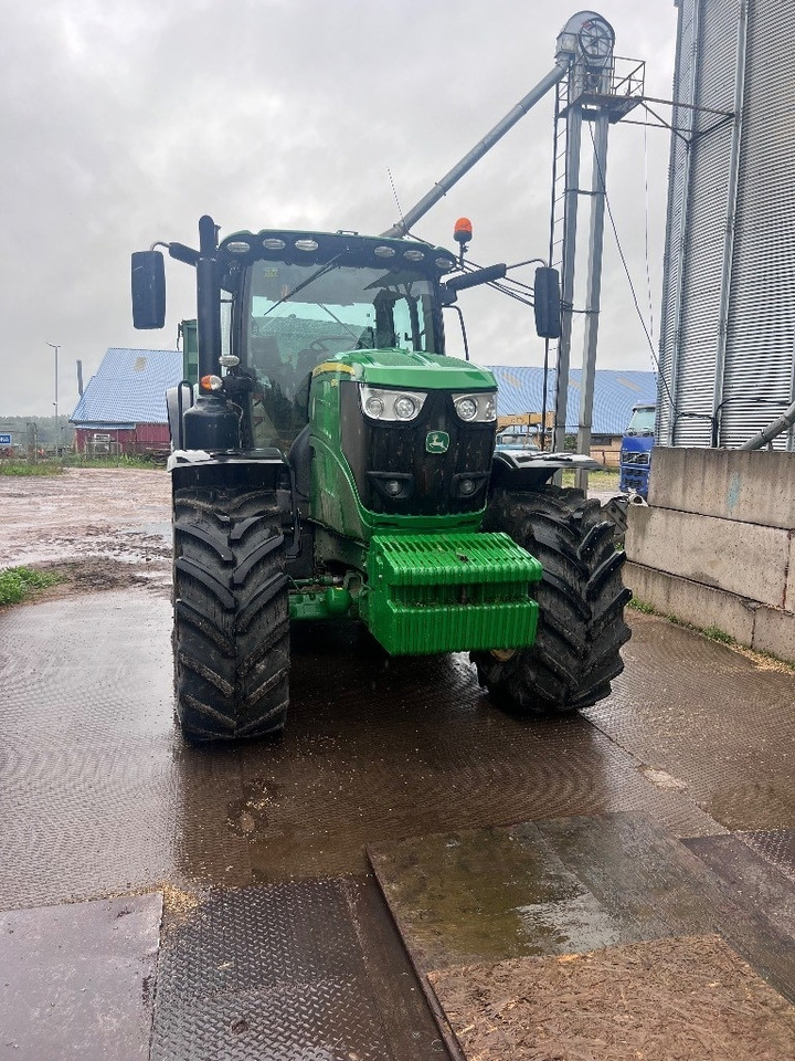John Deere 6215 R Ultimate - Traktor: 2 kép. John Deere 6215 R Ultimate - Traktor: 2 kép.