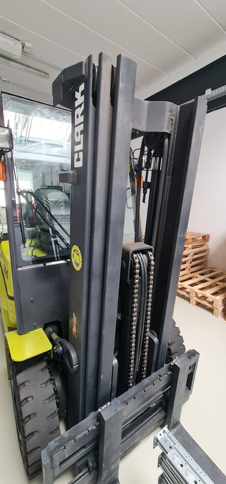 CLARK GTX 25L - Gázüzemű targonca: 2 kép. CLARK GTX 25L - Gázüzemű targonca: 2 kép.