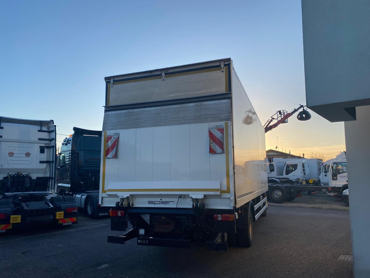 DAF LF 260 FA - Dobozos felépítményű teherautó: 5 kép. DAF LF 260 FA - Dobozos felépítményű teherautó: 5 kép.
