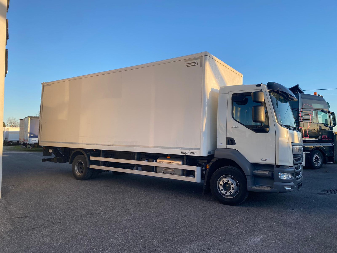 DAF LF 260 FA - Dobozos felépítményű teherautó: 2 kép. DAF LF 260 FA - Dobozos felépítményű teherautó: 2 kép.