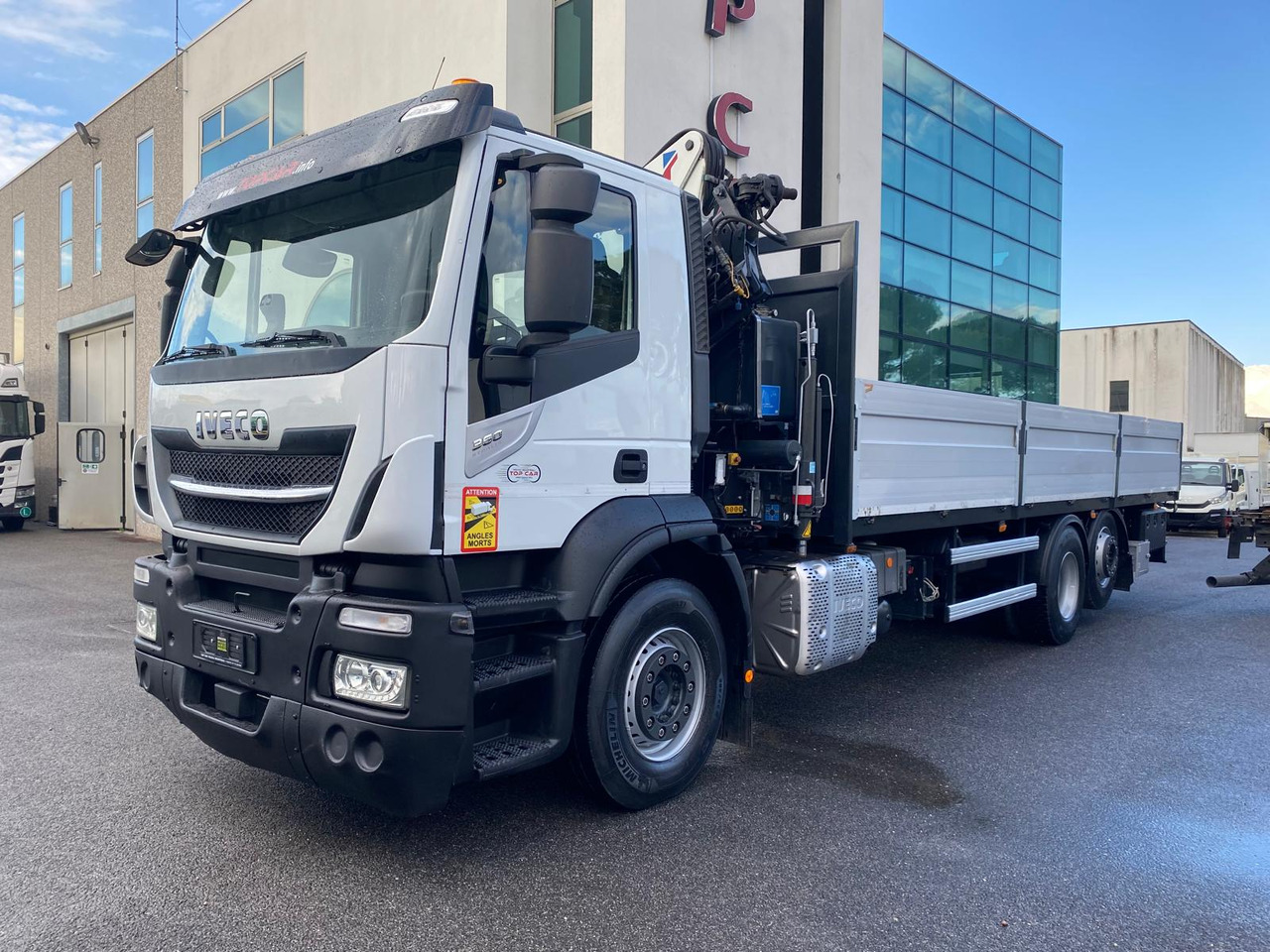 IVECO AD260S36 - Platós teherautó: 2 kép. IVECO AD260S36 - Platós teherautó: 2 kép.