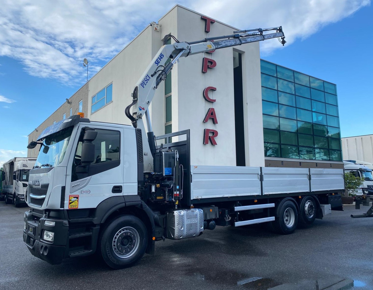 IVECO AD260S36 - Platós teherautó: 1 kép. IVECO AD260S36 - Platós teherautó: 1 kép.
