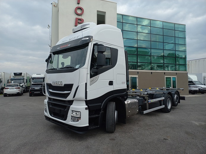 IVECO AS260S48 - Alvaz teherautó: 1 kép. IVECO AS260S48 - Alvaz teherautó: 1 kép.