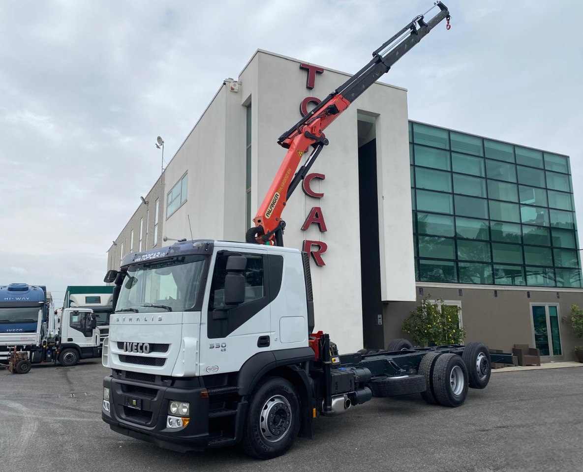 IVECO AT260S33 - Darus autó: 1 kép. IVECO AT260S33 - Darus autó: 1 kép.