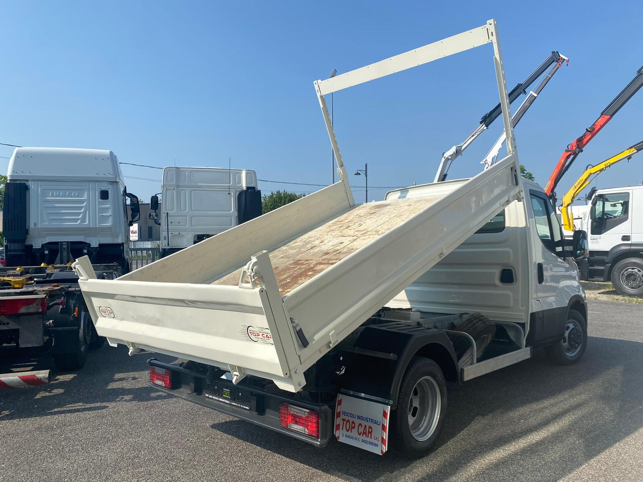 IVECO DAILY 35C12 - Billenőplatós kisteherautó: 4 kép. IVECO DAILY 35C12 - Billenőplatós kisteherautó: 4 kép.