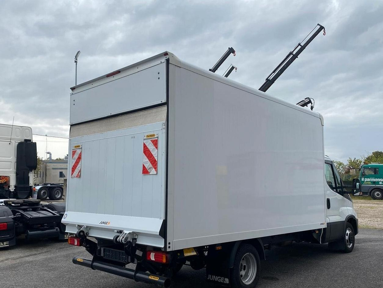 IVECO DAILY 35C16 EURO 6 FURGONE SPONDA POSTERIORE - Dobozos kisteherautó: 3 kép. IVECO DAILY 35C16 EURO 6 FURGONE SPONDA POSTERIORE - Dobozos kisteherautó: 3 kép.