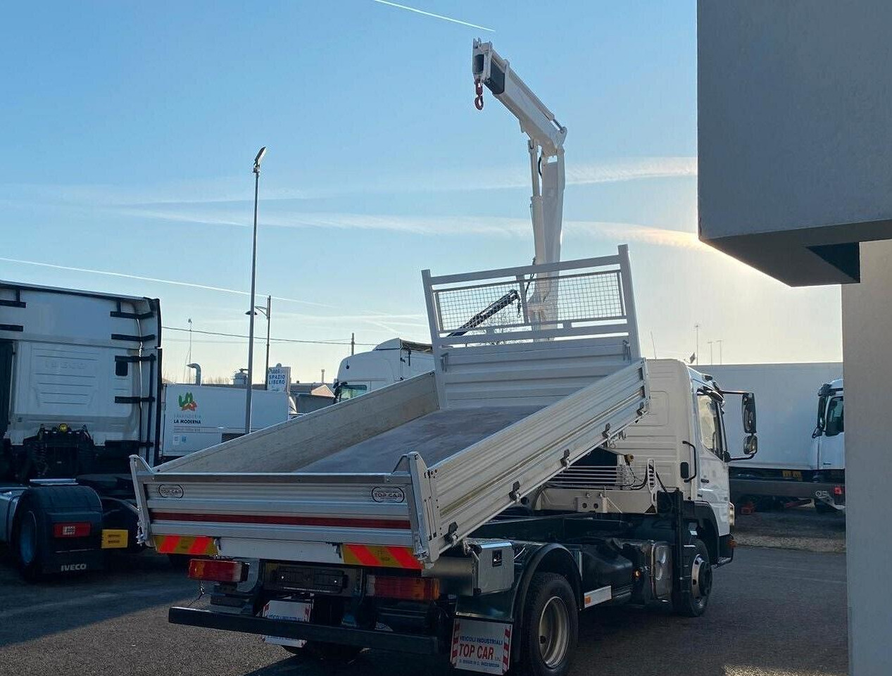 MERCEDES 816 ATEGO RIBALTABILE E GRU - Billenőplatós teherautó, Darus autó: 4 kép. MERCEDES 816 ATEGO RIBALTABILE E GRU - Billenőplatós teherautó, Darus autó: 4 kép.
