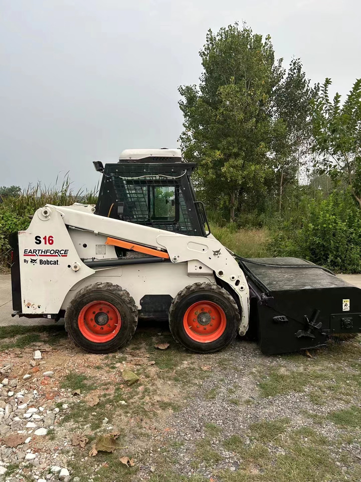 BOBCAT S16 - Mini homlokrakodó: 1 kép. BOBCAT S16 - Mini homlokrakodó: 1 kép.