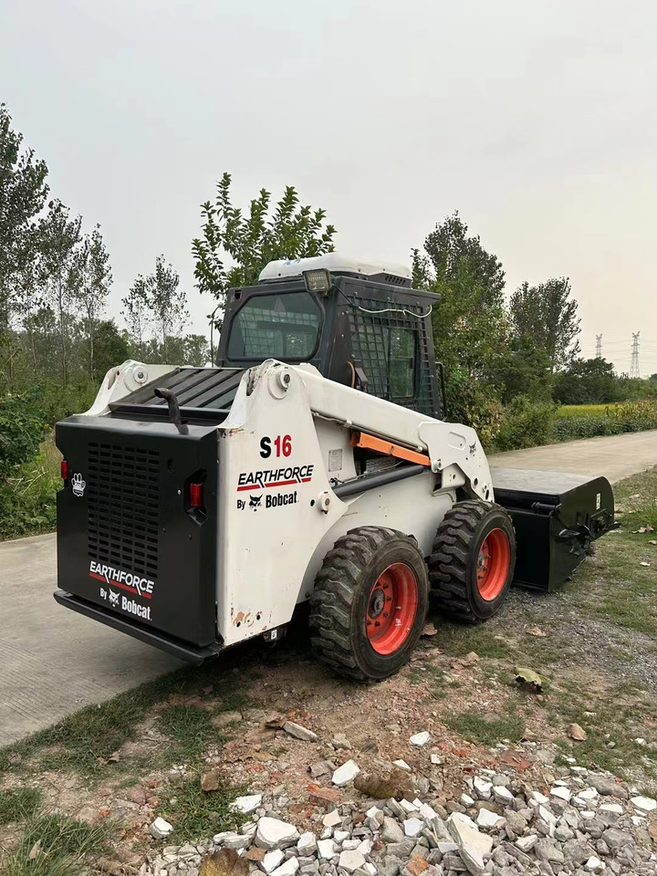 BOBCAT S16 - Mini homlokrakodó: 4 kép. BOBCAT S16 - Mini homlokrakodó: 4 kép.