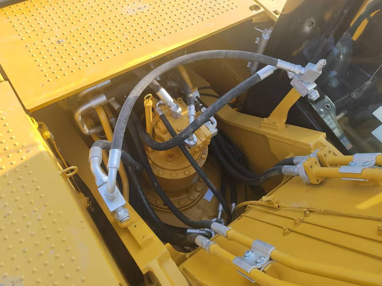 CATERPILLAR Used Digger CAT 323DL Construction Machinery Construction Digger Used CAT 323DL Cheap Excavator - Lánctalpas kotró: 4 kép. CATERPILLAR Used Digger CAT 323DL Construction Machinery Construction Digger Used CAT 323DL Cheap Excavator - Lánctalpas kotró: 4 kép.