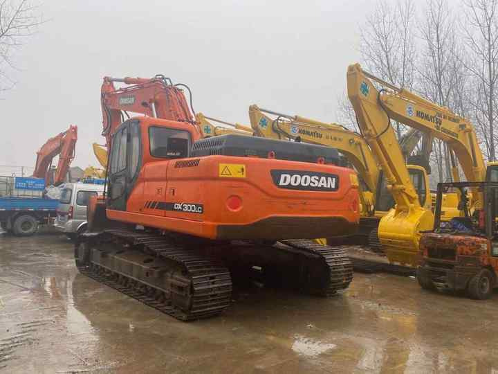 High Quality Doosan Big Size Excavator , Doosan 30ton Dx300lc Digging Machine , Doosan Excavator for Sale - Lánctalpas kotró: 4 kép. High Quality Doosan Big Size Excavator , Doosan 30ton Dx300lc Digging Machine , Doosan Excavator for Sale - Lánctalpas kotró: 4 kép.