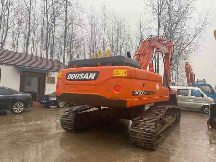 High Quality Doosan Big Size Excavator , Doosan 30ton Dx300lc Digging Machine , Doosan Excavator for Sale - Lánctalpas kotró: 5 kép. High Quality Doosan Big Size Excavator , Doosan 30ton Dx300lc Digging Machine , Doosan Excavator for Sale - Lánctalpas kotró: 5 kép.