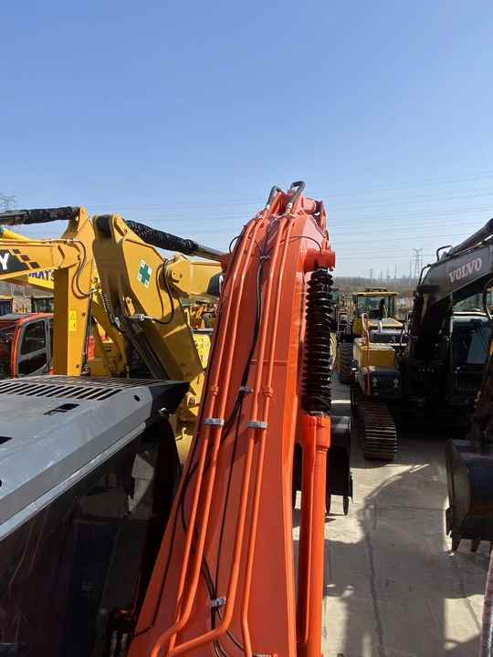 Hitachi Brand Zx210 Crawler Excavator 21tons Digger for Sale Used Hitachi Zx200 210 350 Excavator in Stock on Sale - Lánctalpas kotró: 5 kép. Hitachi Brand Zx210 Crawler Excavator 21tons Digger for Sale Used Hitachi Zx200 210 350 Excavator in Stock on Sale - Lánctalpas kotró: 5 kép.
