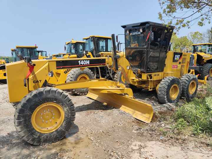 New Stock Cat 140h Motor Grader Used Caterpillar 140k 140 Motor Grader for Sale - Gréder: 3 kép. New Stock Cat 140h Motor Grader Used Caterpillar 140k 140 Motor Grader for Sale - Gréder: 3 kép.