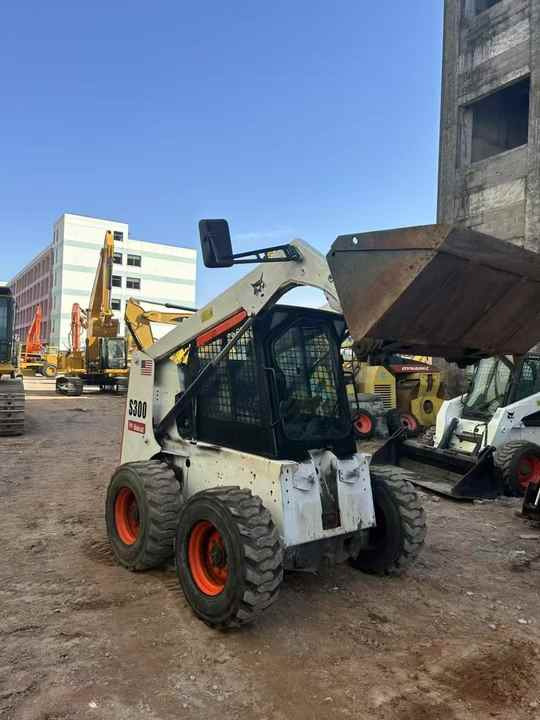 Second Hand BOBCAT S300 Skid-steer Loader with Very Good Performance Is for Sale at a Low Price - Mini homlokrakodó: 4 kép. Second Hand BOBCAT S300 Skid-steer Loader with Very Good Performance Is for Sale at a Low Price - Mini homlokrakodó: 4 kép.