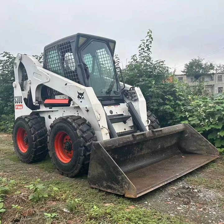 Second Hand BOBCAT S300 Skid-steer Loader with Very Good Performance Is for Sale at a Low Price - Mini homlokrakodó: 1 kép. Second Hand BOBCAT S300 Skid-steer Loader with Very Good Performance Is for Sale at a Low Price - Mini homlokrakodó: 1 kép.