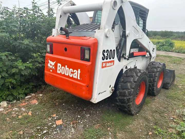 Second Hand BOBCAT S300 Skid-steer Loader with Very Good Performance Is for Sale at a Low Price - Mini homlokrakodó: 5 kép. Second Hand BOBCAT S300 Skid-steer Loader with Very Good Performance Is for Sale at a Low Price - Mini homlokrakodó: 5 kép.