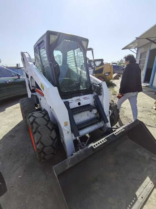Second Hand Bobcat S300 Skid Steer Loader High Quality Cheap 95% New Used Mini Bobcati Bobcate S300 - Mini homlokrakodó: 2 kép. Second Hand Bobcat S300 Skid Steer Loader High Quality Cheap 95% New Used Mini Bobcati Bobcate S300 - Mini homlokrakodó: 2 kép.