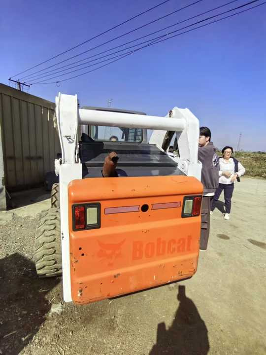 Second Hand Bobcat S300 Skid Steer Loader High Quality Cheap 95% New Used Mini Bobcati Bobcate S300 - Mini homlokrakodó: 5 kép. Second Hand Bobcat S300 Skid Steer Loader High Quality Cheap 95% New Used Mini Bobcati Bobcate S300 - Mini homlokrakodó: 5 kép.