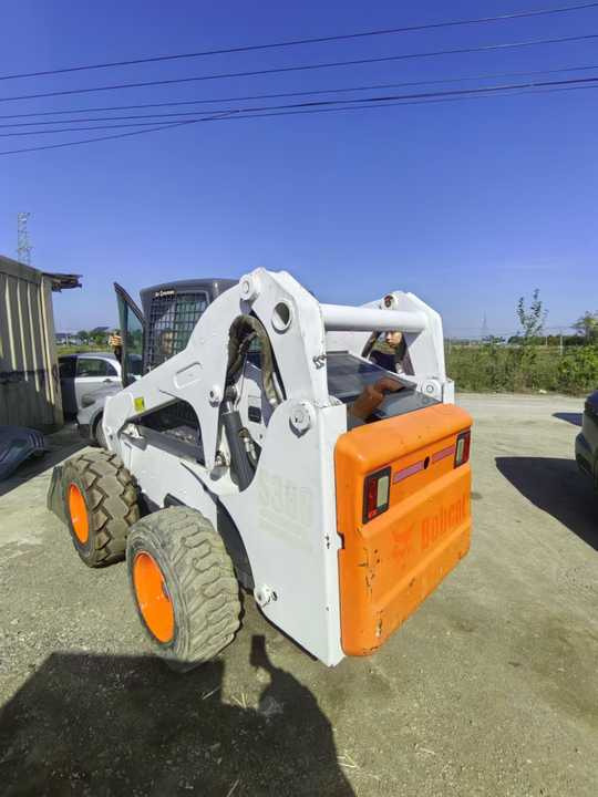 Second Hand Bobcat S300 Skid Steer Loader High Quality Cheap 95% New Used Mini Bobcati Bobcate S300 - Mini homlokrakodó: 4 kép. Second Hand Bobcat S300 Skid Steer Loader High Quality Cheap 95% New Used Mini Bobcati Bobcate S300 - Mini homlokrakodó: 4 kép.