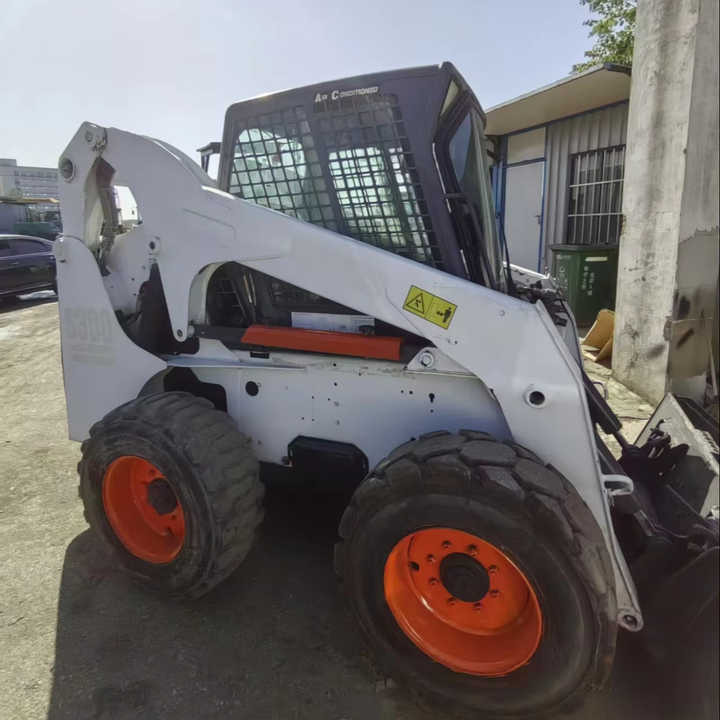 Second Hand Bobcat S300 Skid Steer Loader High Quality Cheap 95% New Used Mini Bobcati Bobcate S300 - Mini homlokrakodó: 1 kép. Second Hand Bobcat S300 Skid Steer Loader High Quality Cheap 95% New Used Mini Bobcati Bobcate S300 - Mini homlokrakodó: 1 kép.