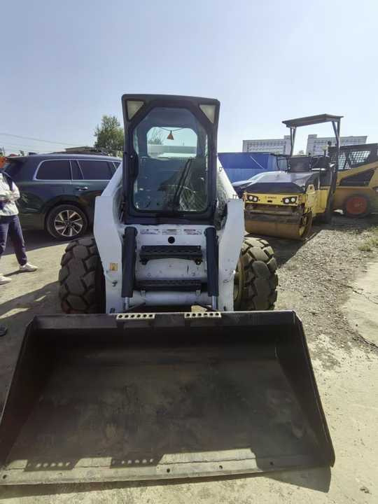 Second Hand Bobcat S300 Skid Steer Loader High Quality Cheap 95% New Used Mini Bobcati Bobcate S300 - Mini homlokrakodó: 3 kép. Second Hand Bobcat S300 Skid Steer Loader High Quality Cheap 95% New Used Mini Bobcati Bobcate S300 - Mini homlokrakodó: 3 kép.