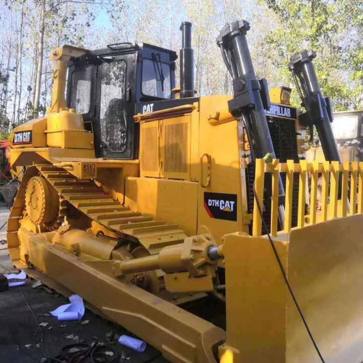 Second Hand Caterpillar CAT D7H D7G D7R Bulldozer, Used CAT D7H Japan Import in Good Condition - Buldózer: 1 kép. Second Hand Caterpillar CAT D7H D7G D7R Bulldozer, Used CAT D7H Japan Import in Good Condition - Buldózer: 1 kép.