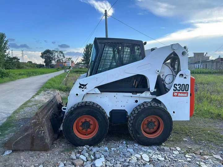 Used Bob Cat Bob Cat S300 Used Mini Skid Steer Wheel Loader Multifunctional Track Loaders Bobcat S300 - Mini homlokrakodó: 4 kép. Used Bob Cat Bob Cat S300 Used Mini Skid Steer Wheel Loader Multifunctional Track Loaders Bobcat S300 - Mini homlokrakodó: 4 kép.